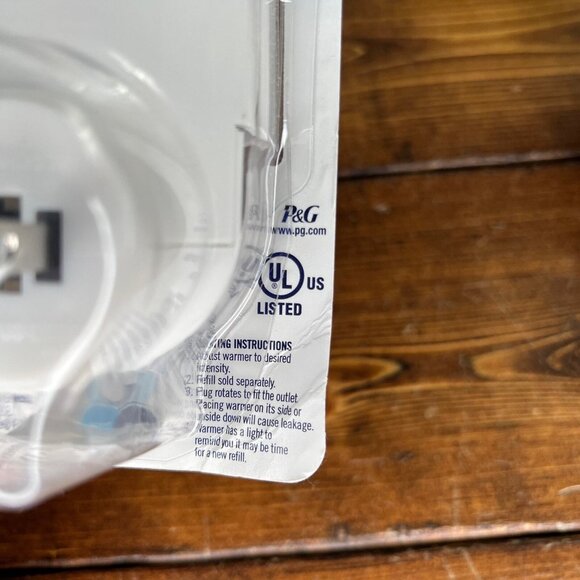 Febreze PLUG Oil Warmer Devices with Low Indicator Light Fade Defy NIB Set of 2 - Picture 6 of 8